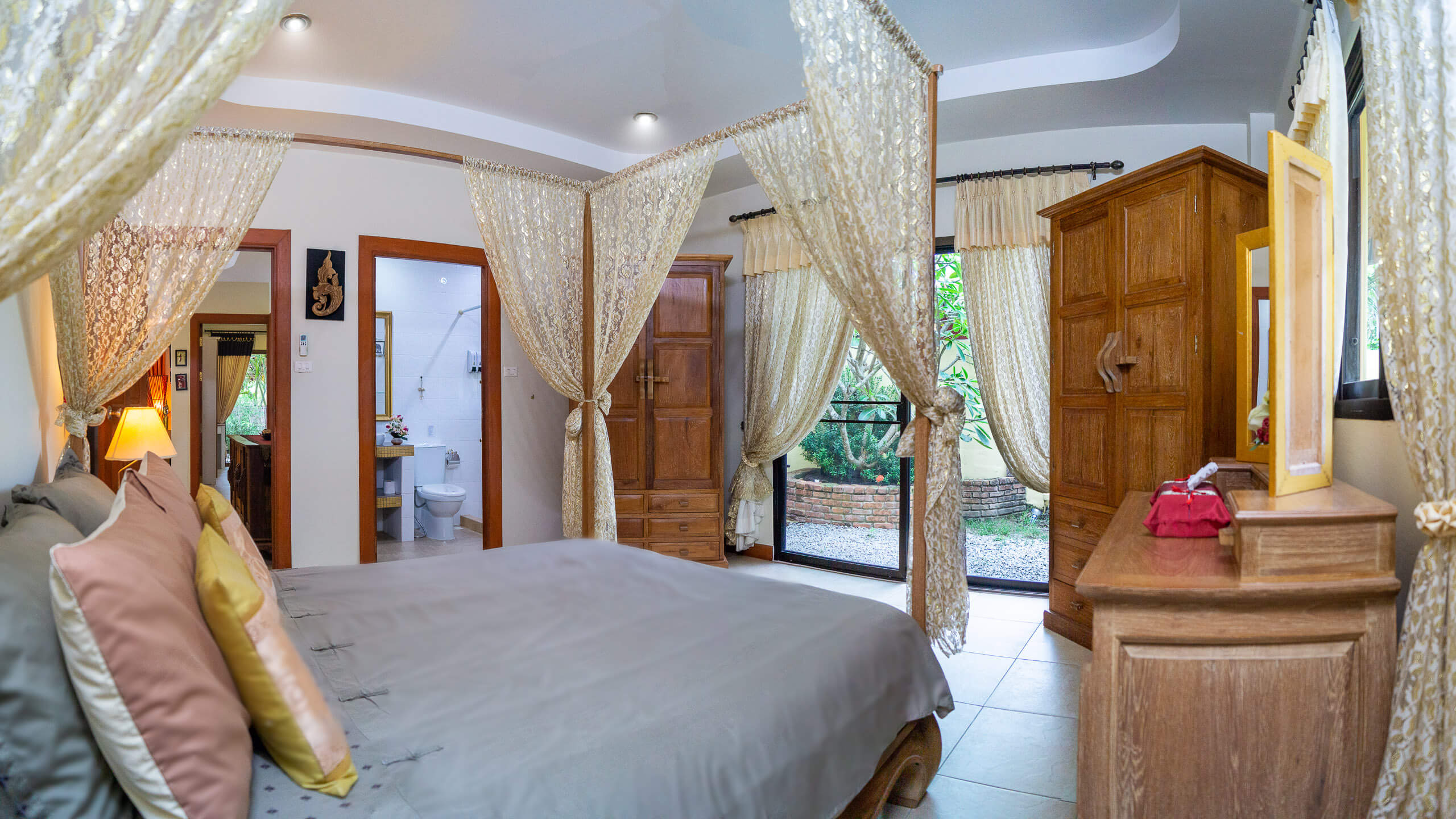The Coconuts Villa large private pool and courtyard