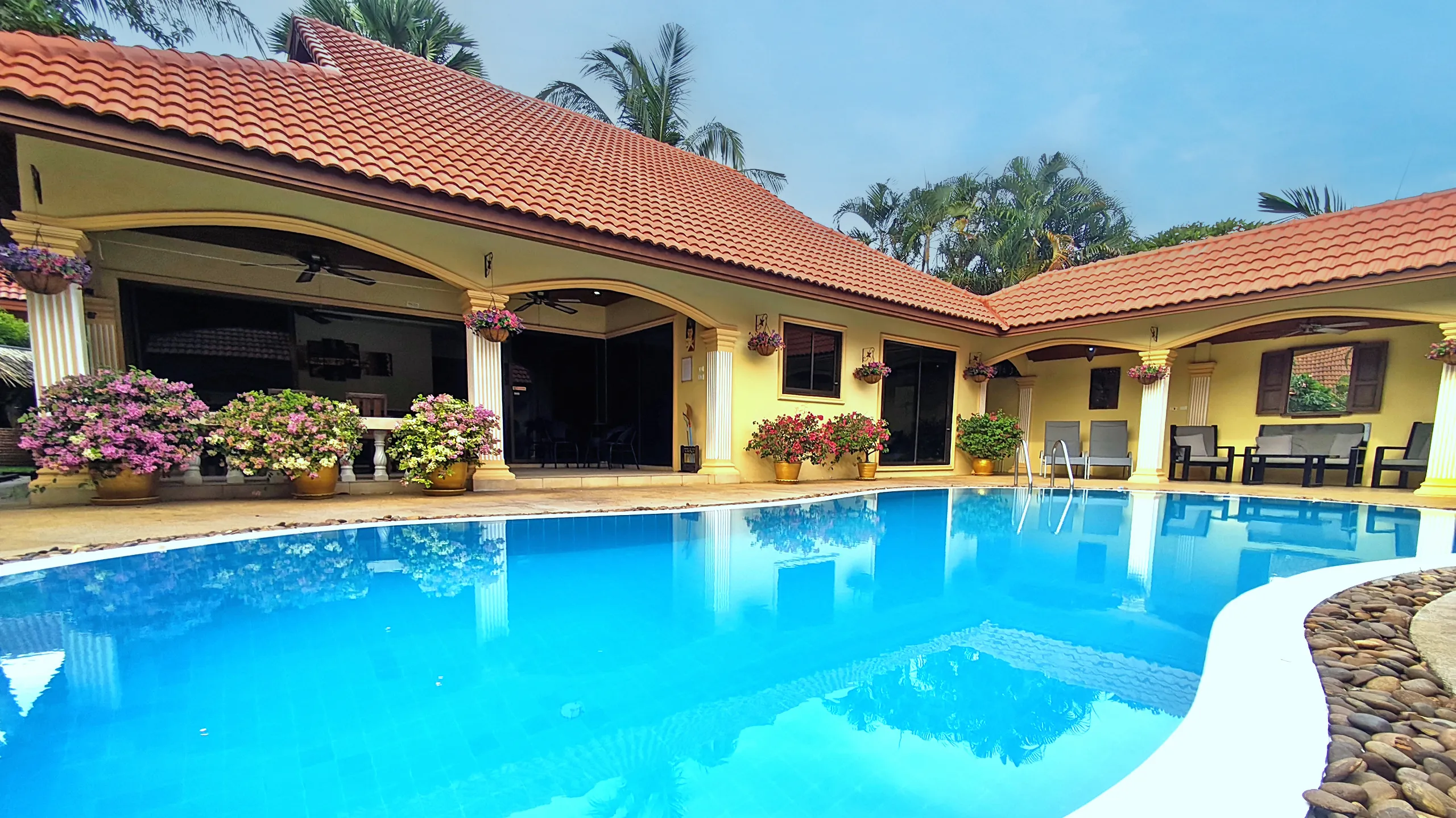 The Coconuts Villa large private pool and courtyard