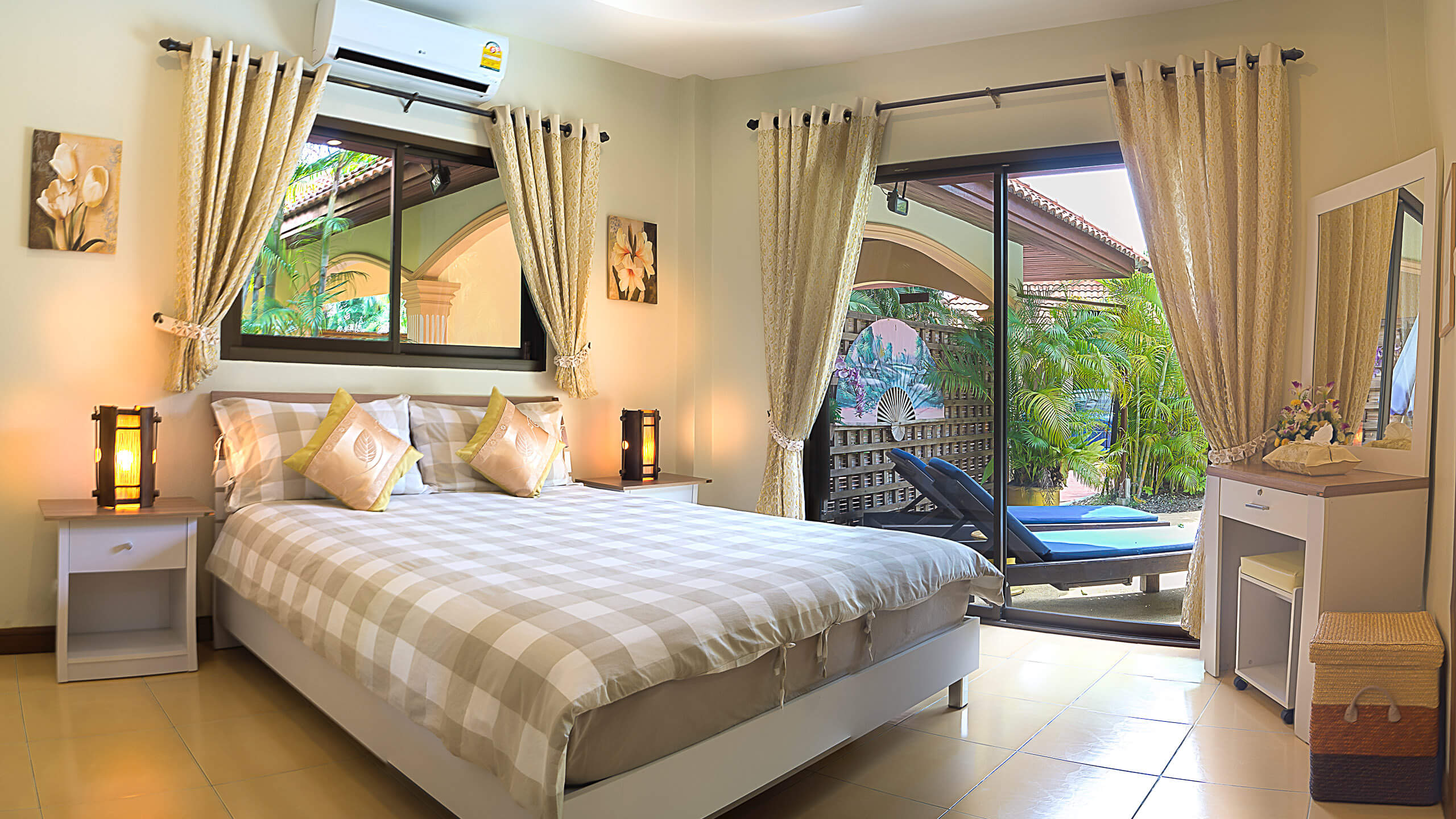 Lakeside Villa pool and lounge