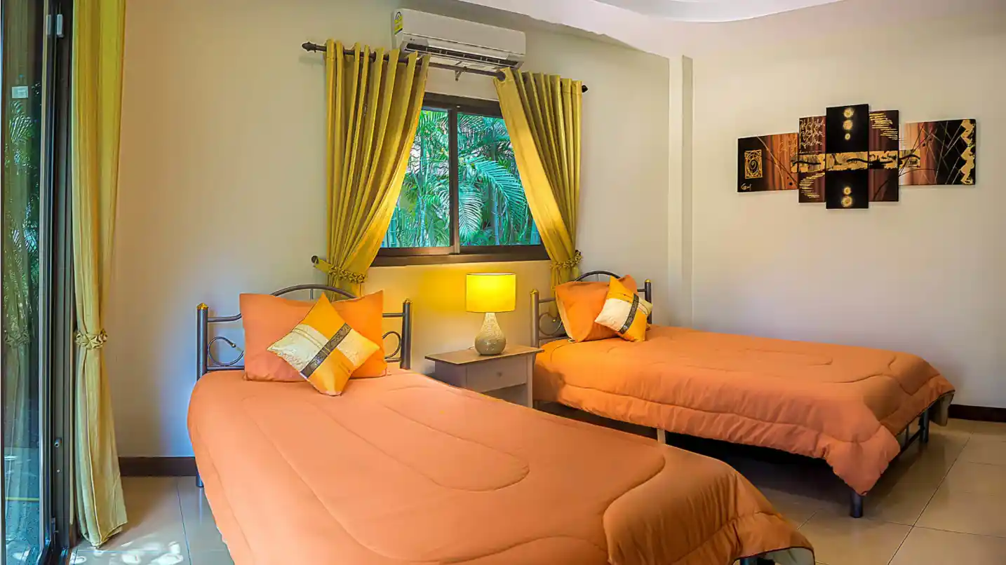 Lakeside Villa twin bedroom wardrobe